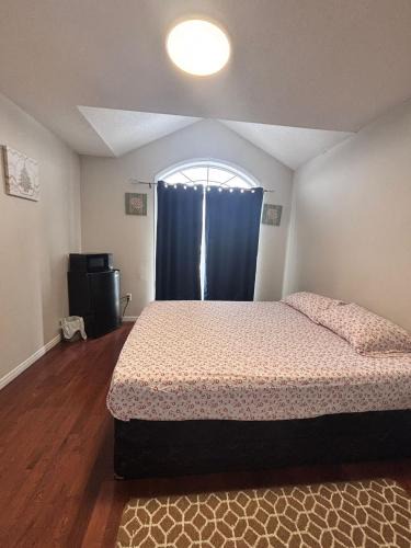 Brampton House | Bright Queen Room close to Sheridan College and Airport