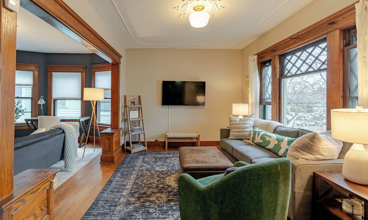 Eastside Apartment | Bright & Spacious near SU, Hospi