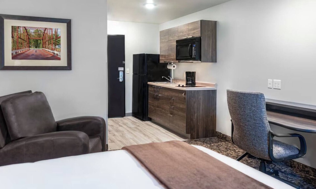 Grand Rapids Hotel | Bring Fido! Pet-Friendly Room w/Kitchen Near Fishing Pier | Pool | Parking