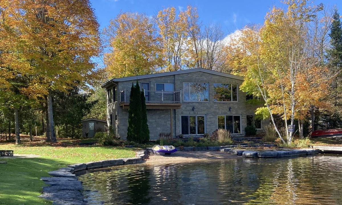 Trent Lakes House | Buckhorn Beach House- Ultimate Lakefront Retreat