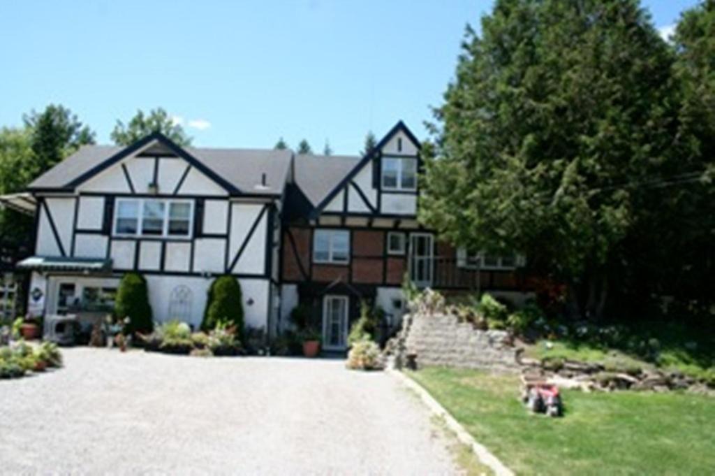 Peterborough Apartment | Burley's Executive Garden Suite