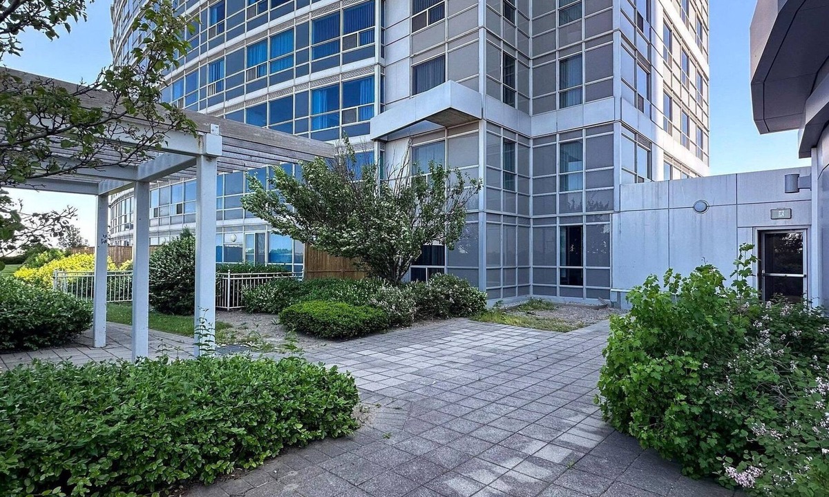 Agincourt Condo | Central 1BR + Den - 15 Mins to Downtown!