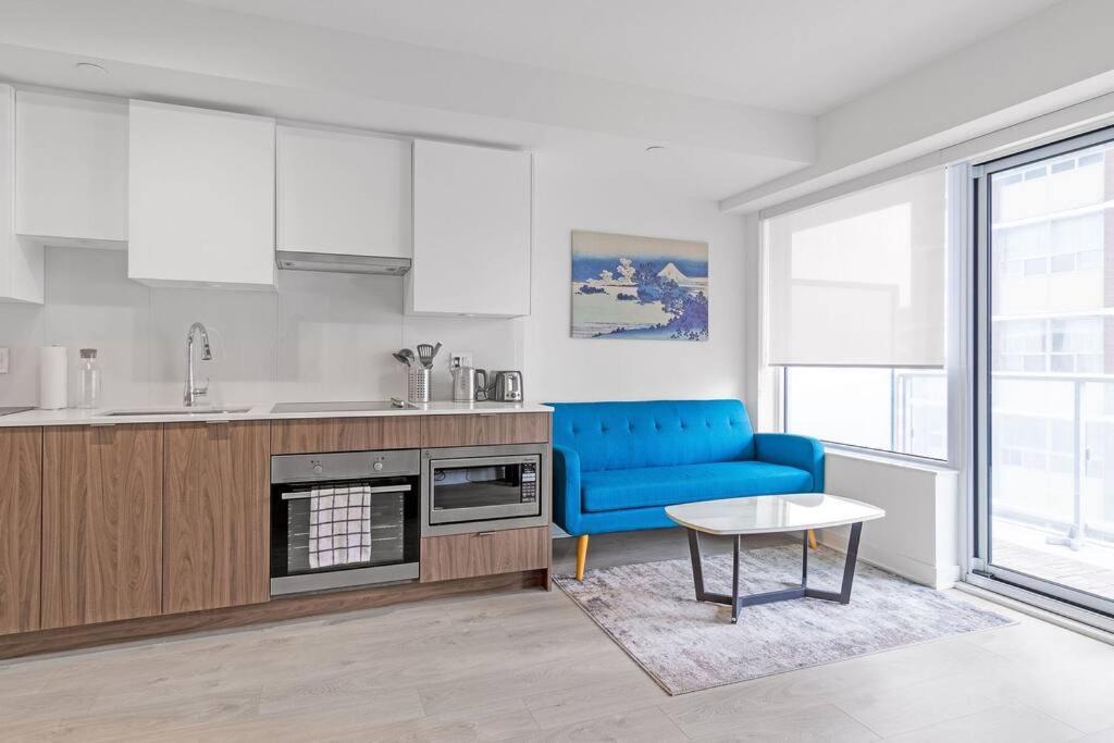 Sherwood Park Apartment | Central 2-Bed 2-Bath Condo Yonge/Eglinton Subway