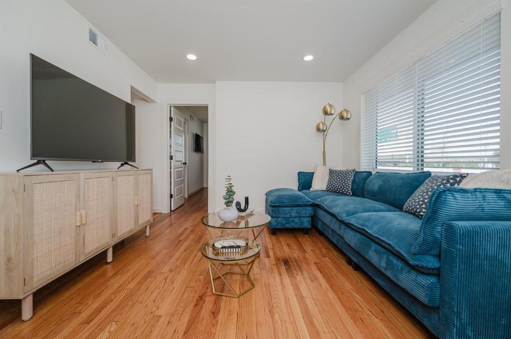 Civil Rights Historic District Apartment | Central Quarters- GroupsKing & Queen BedsParking
