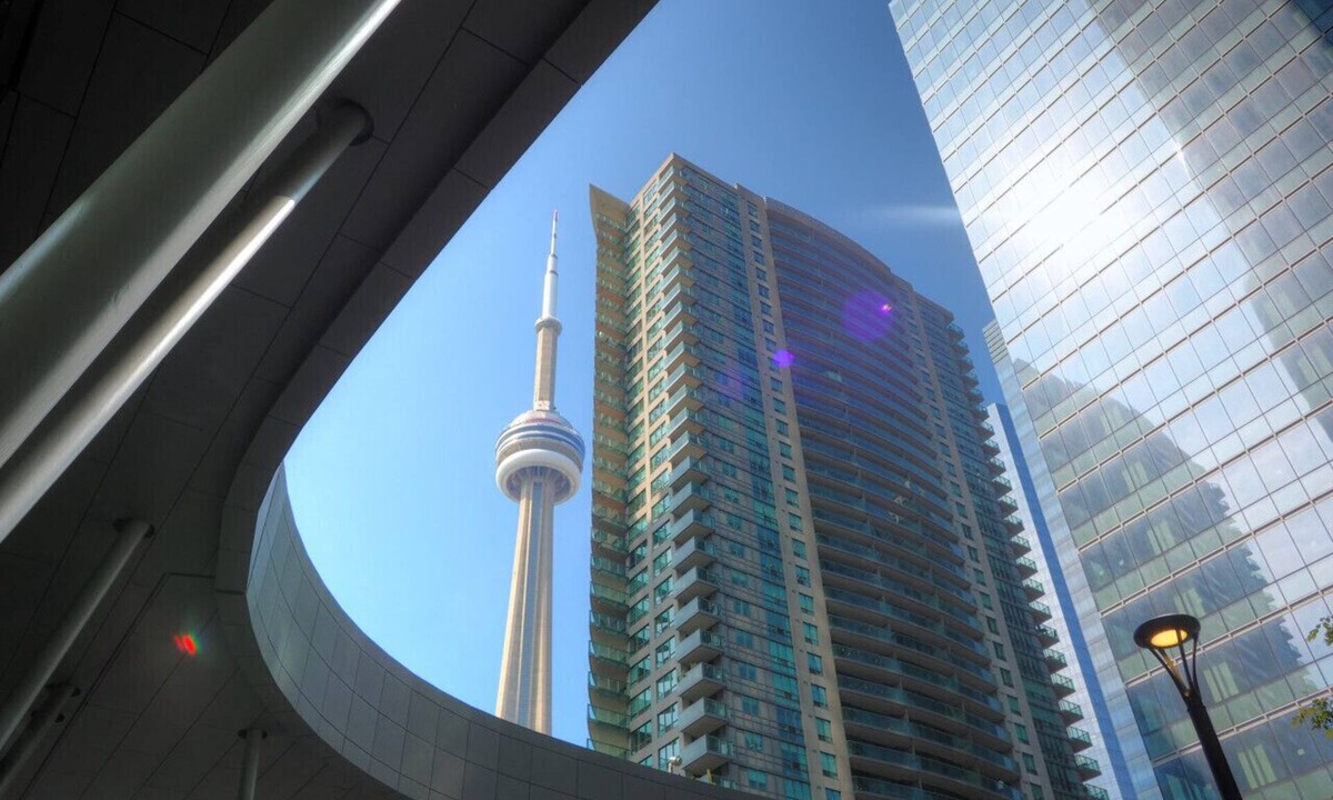 Toronto Entertainment District Apartment | Central Toronto 3BR suite w/Parking, Pool, Gym