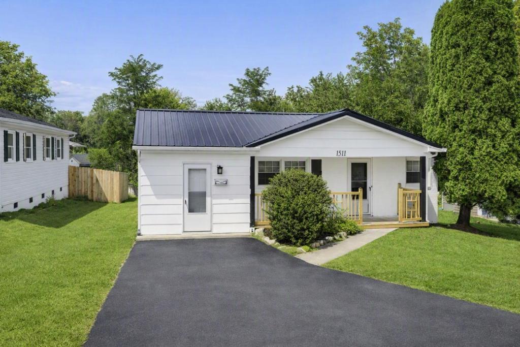Johnson City House | Centralized Modern Home in Johnson City