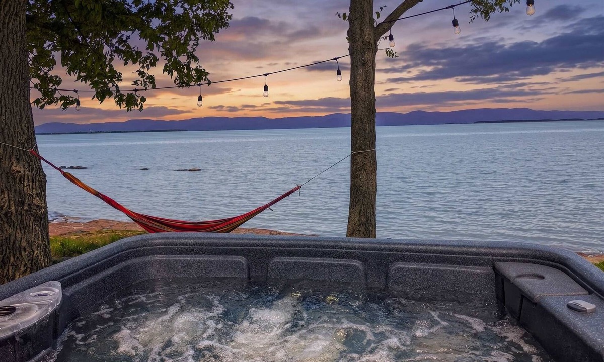Cap-Saint-Ignace Ski Chalet | Chalet #9 Waterfront with Spa, Fireplace, Wifi & AC