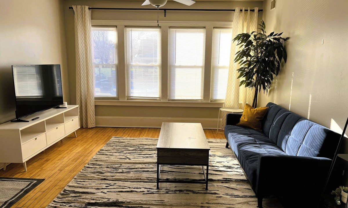 Summit - University Apartment | Charming 2-bedroom apartment near downtown Saint Paul with WiFi