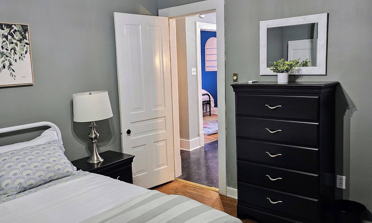Summit - University House | Charming 2-bedroom house with plenty amenities on Saint Paul's Cathedral Hill