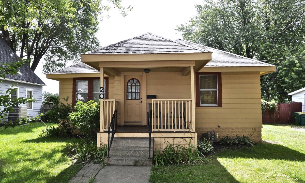 Northrup House | Charming 2 Bedroom House - 2 Miles From Mayo Clinic-Mayo Patient Furnished Home