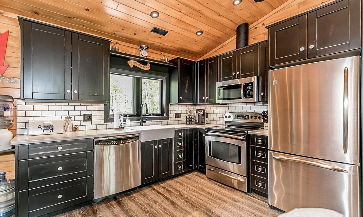 Georgian Bay Cottage | Charming 3 bed, 3 bath log cabin on Six Mile Lake. Stunning Muskoka room!