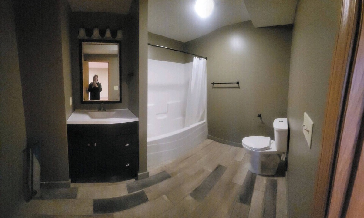 Blue Earth County Apartment | Charming 3-bedroom apartment in lower level of home. Eagle Lake with AC, WiFi