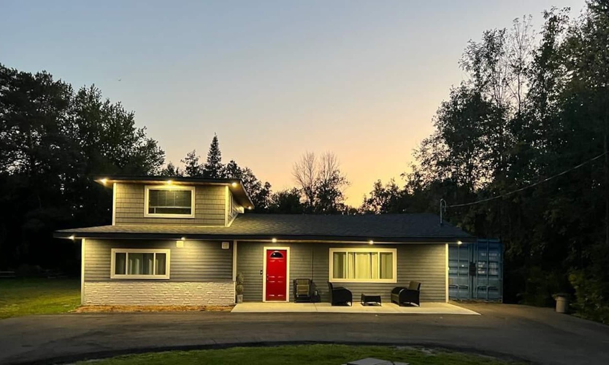 Virginia Cottage | Charming 3 bedroom get-a-way cottage, steps to Lake Simcoe