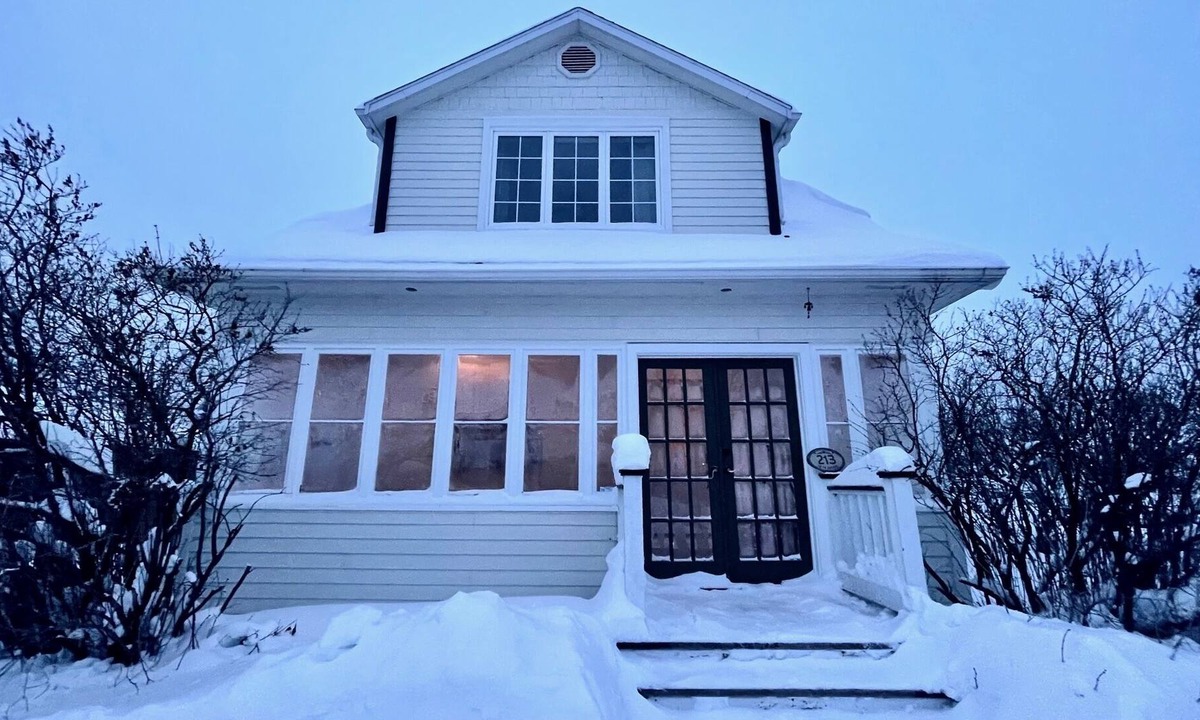 Cochrane House | Charming and Private Home close to all amenities