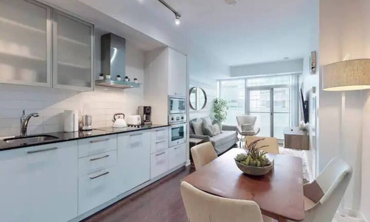 Toronto Entertainment District Condo | Charming CN Tower view condo, steps to Scotiabank Arena and Rogers Centre