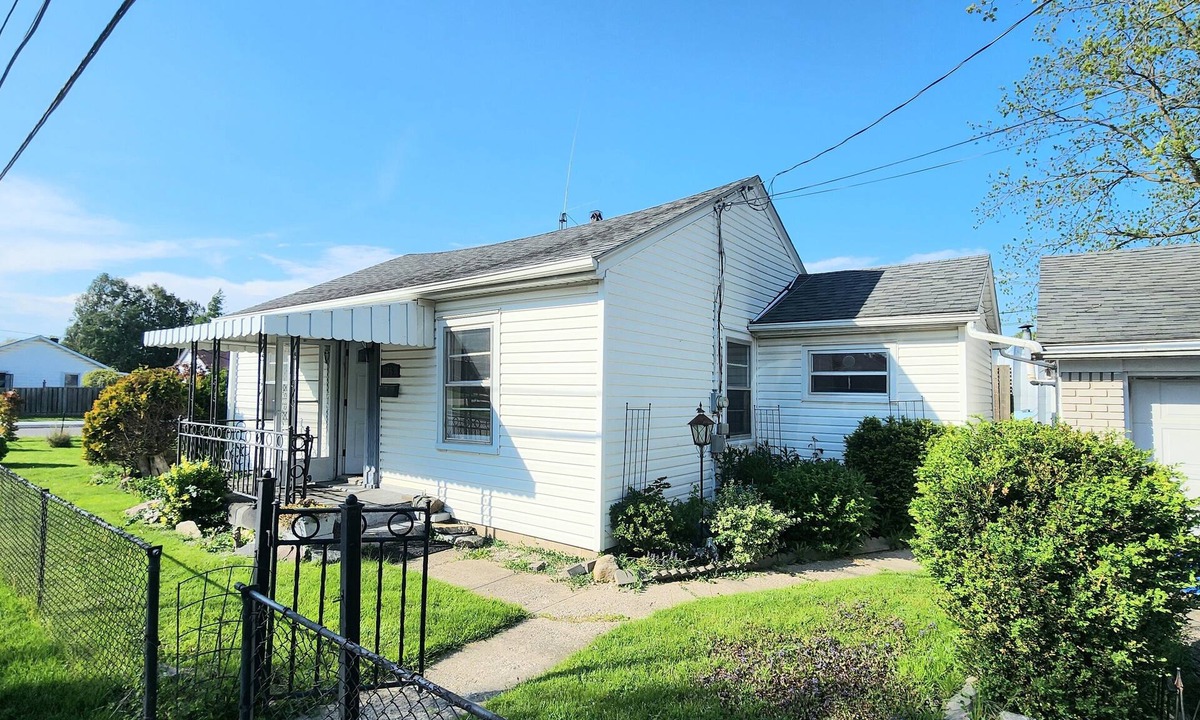Brantford House | Charming Furnished Bungalow with high speed internet and Gorgeous Lawn