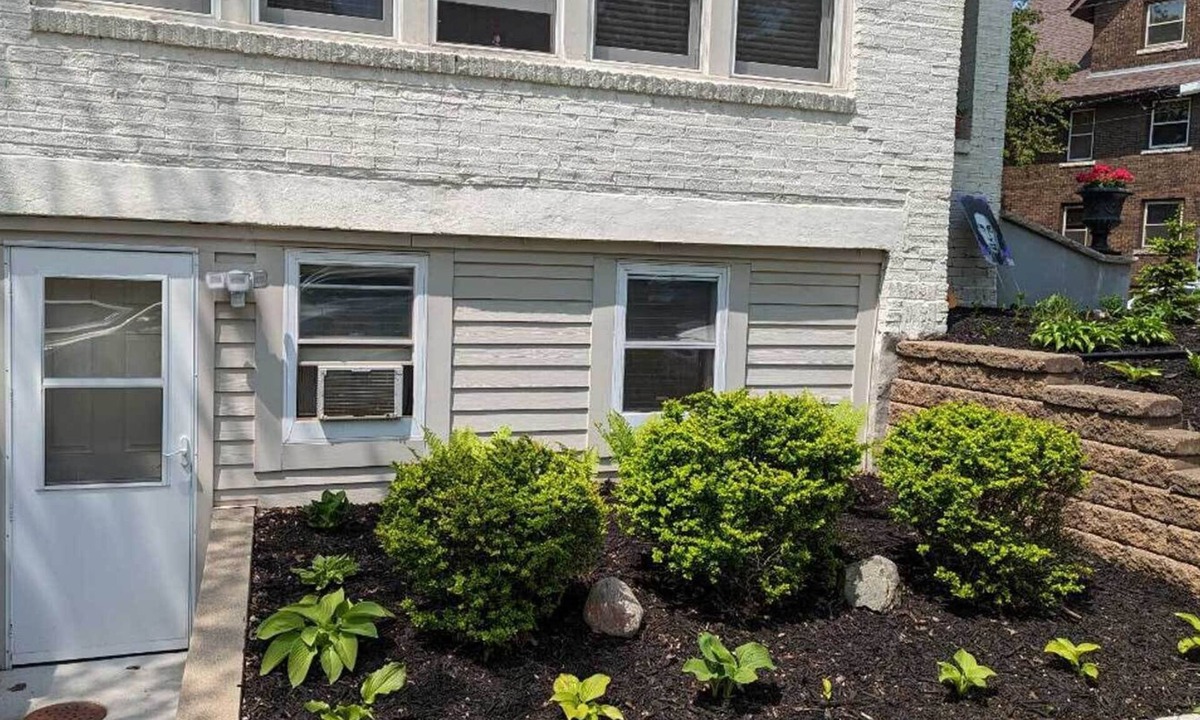 Uptown Apartment | Charming studio in Uptown Minneapolis near Lake of the Isles