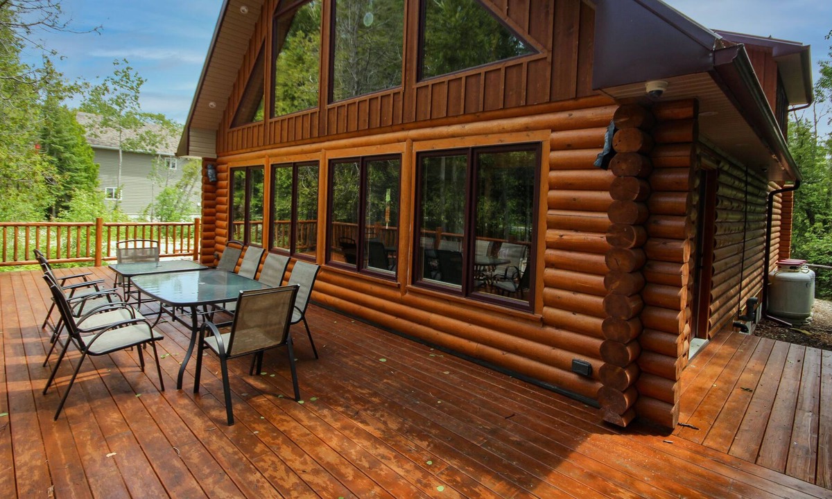 Tobermory Cottage | Check out The Bon Voyage Cottage right near the famous clear water of Tobermory.