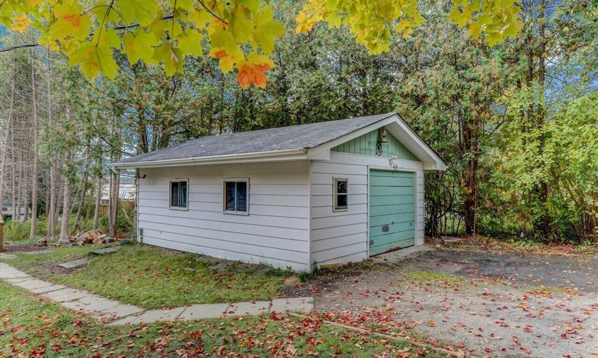 Kawartha Lakes Cottage | Cheerful Lakefront 3 Bedroom Cottage with Firepit