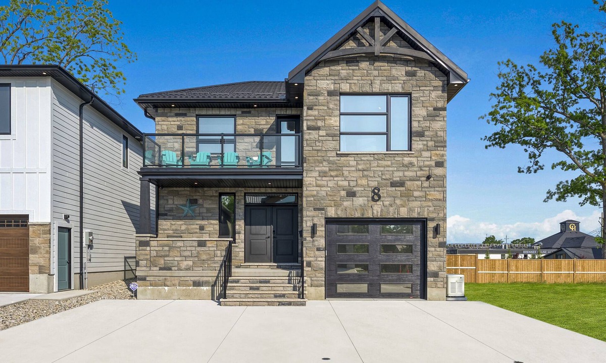 Grand Bend House | Chello’s Grand Villa, Grand Bend Beach- Steps from the Strip