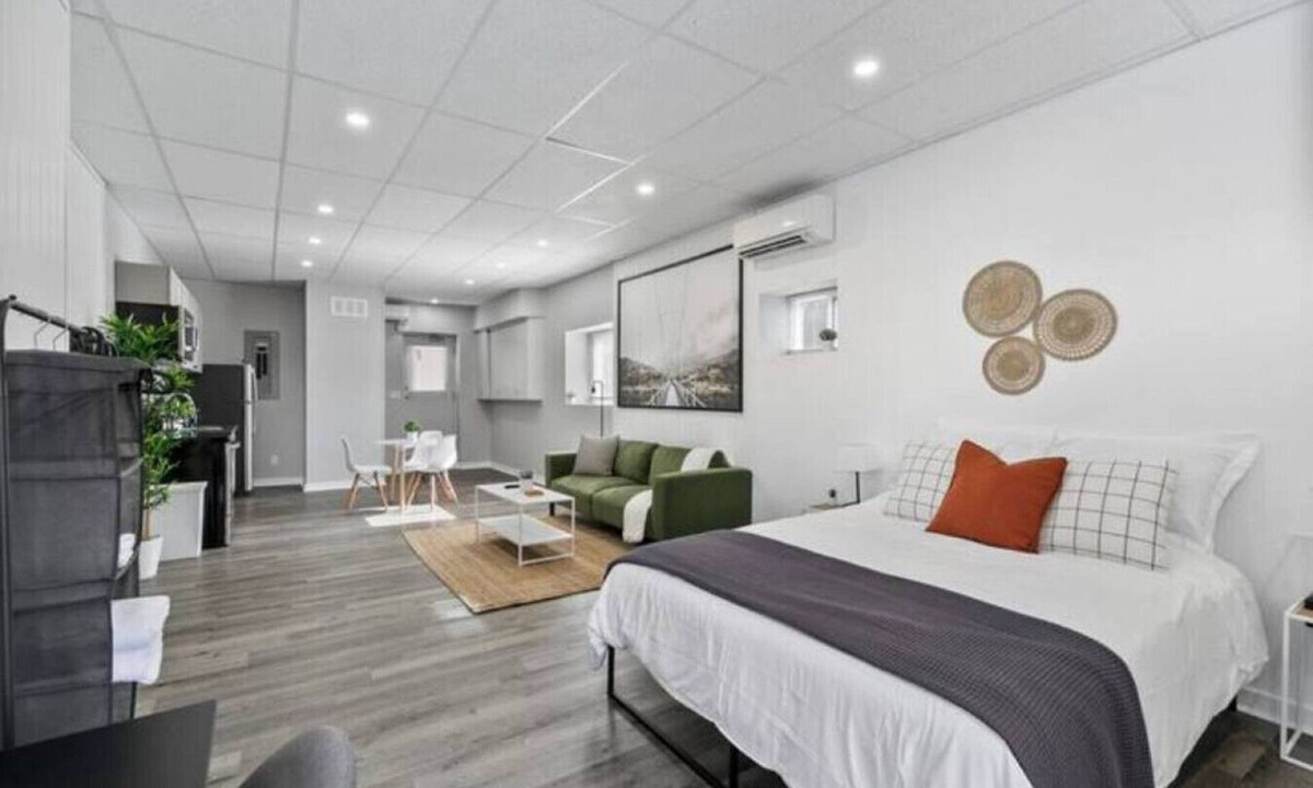 Walkerville Apartment | Chic Studio in Walkerville | 5 Mins to Downtown