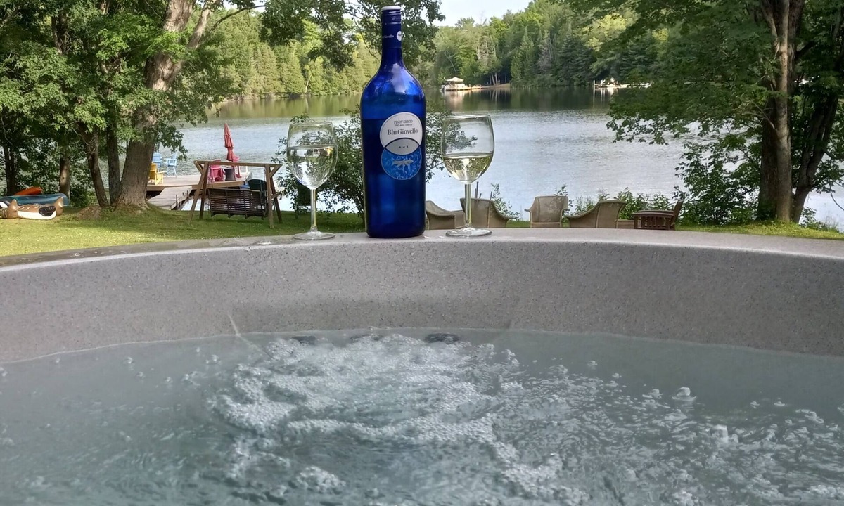 Wollaston Cottage | Child/Pet Friendly CottagenLoon Calls - Zoom Calls