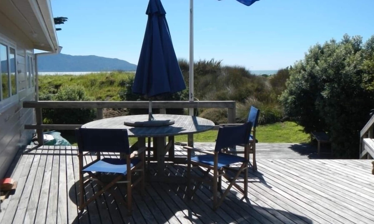 Waikanae House | Classic Lockwood - beach front location