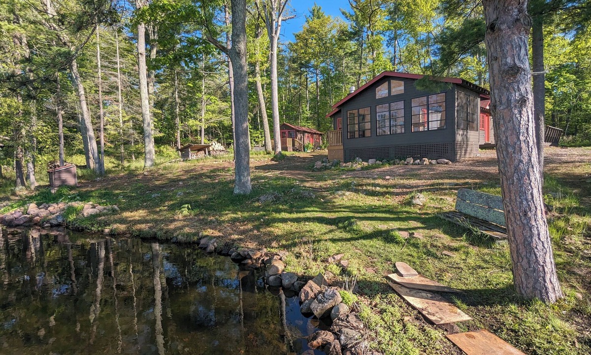 Selwyn Cabin | Classic Stony Lake "Island Life" - rustic cabins with fresh amenities