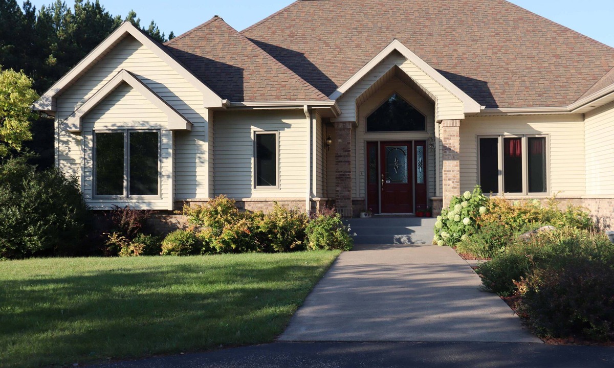 Carlton House | Clean and Comfortable Up-Scale Home in Country Setting