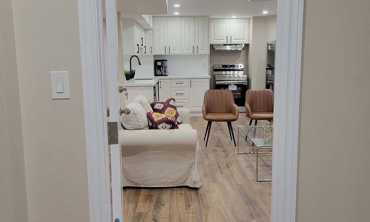 Whitby Apartment | Clean and Modern Guest Suite in Whitby