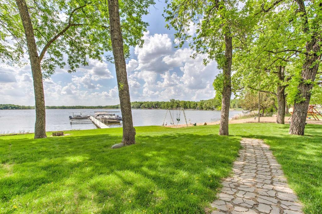 Annandale House | Clearwater Lake Getaway with Shared Pool and Boat Dock