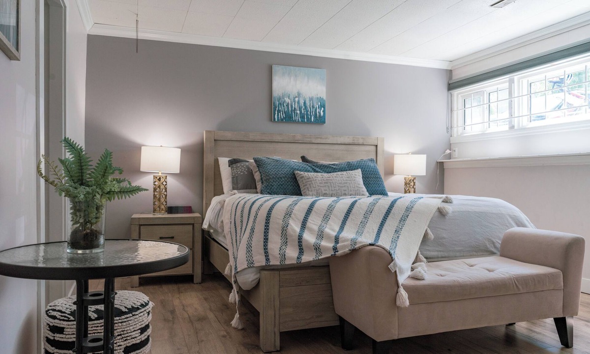 Central Okanagan Bed & Breakfast | Close to downtown/A yard where Deer roam/Pet-Friendly