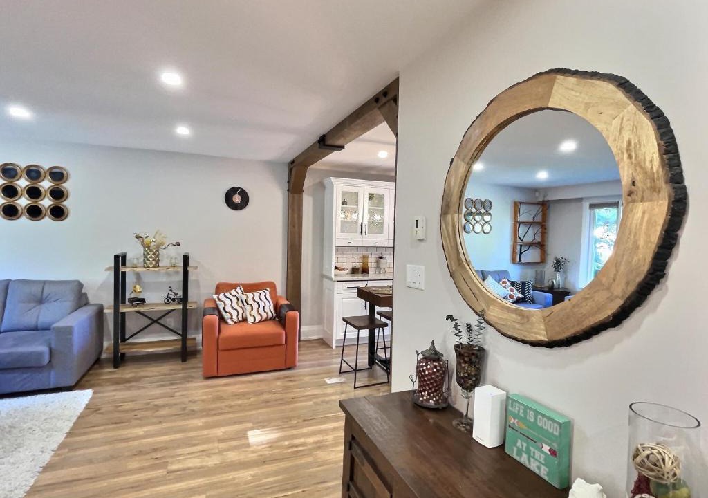 Barrie House | Close to the best of Barrie! The waterfront is mere minutes away!