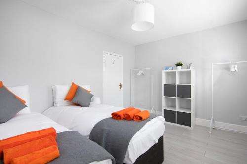 Broad Green House | Cloud9 Accommodation 3-Bed Home in Croydon, Guest 6 - High Speed Wi-Fi