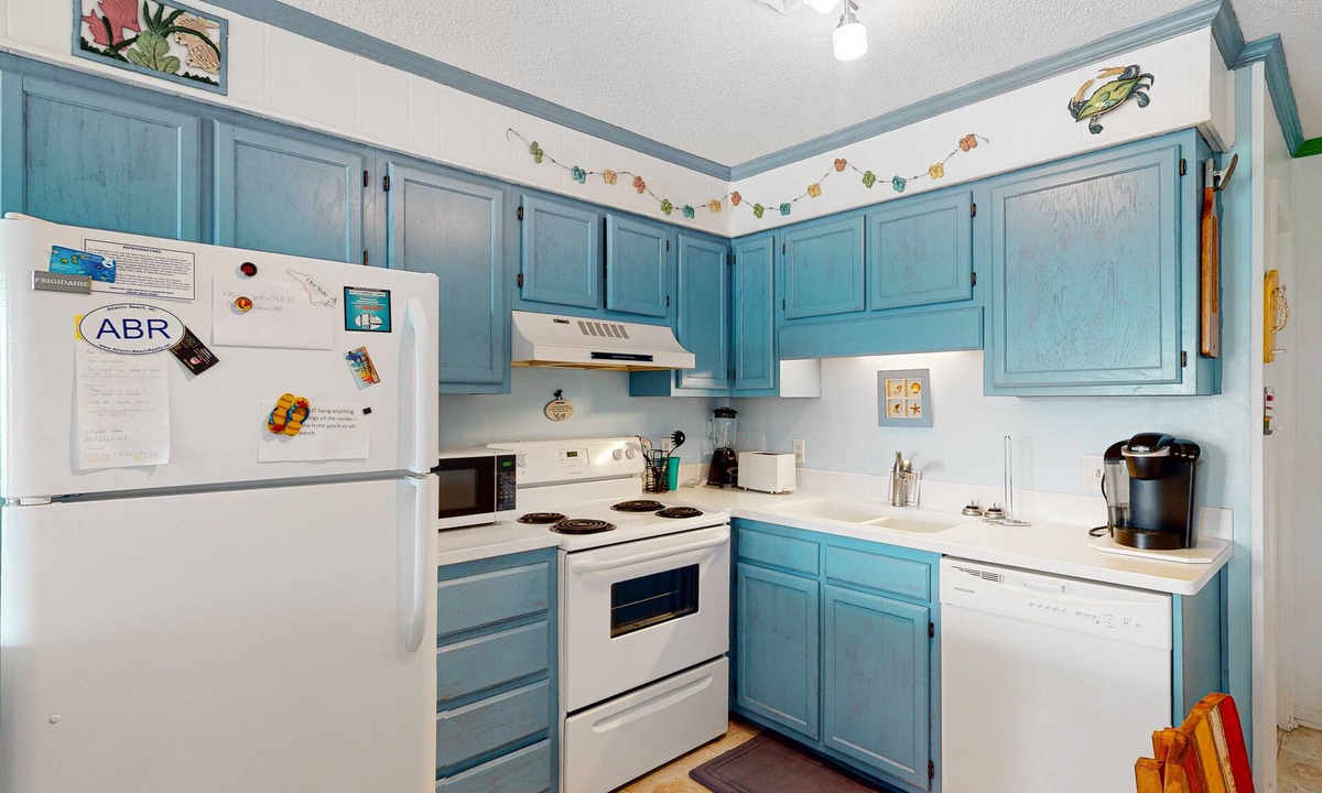 Morehead City Condo | Colorful, Second-Floor Condo with Balcony, WiFi & Shared Pool/Kiddie Pool