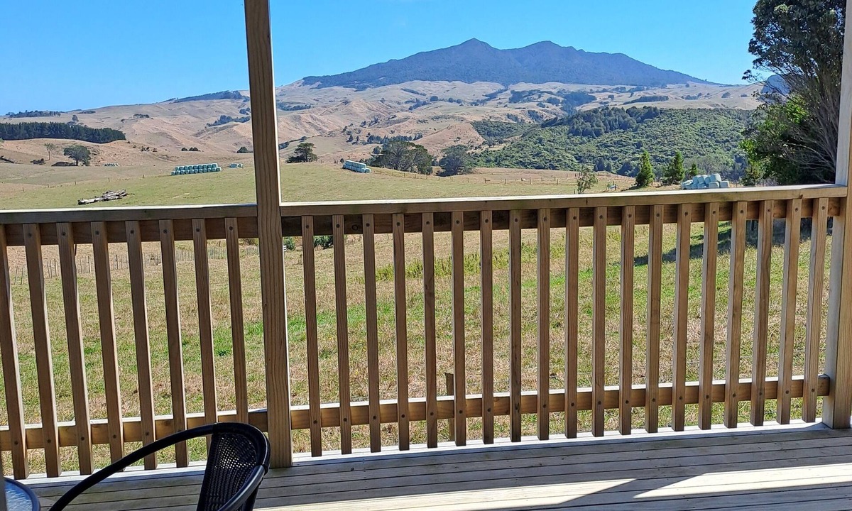 Te Mata Cabin | Comfortable studio with stunning mountain & ocean views – Your perfect getaway!