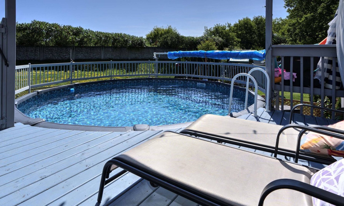 Rideau Heights Apartment | Comfy and Relaxing 2 Bedroom with Pool and Hot Tub