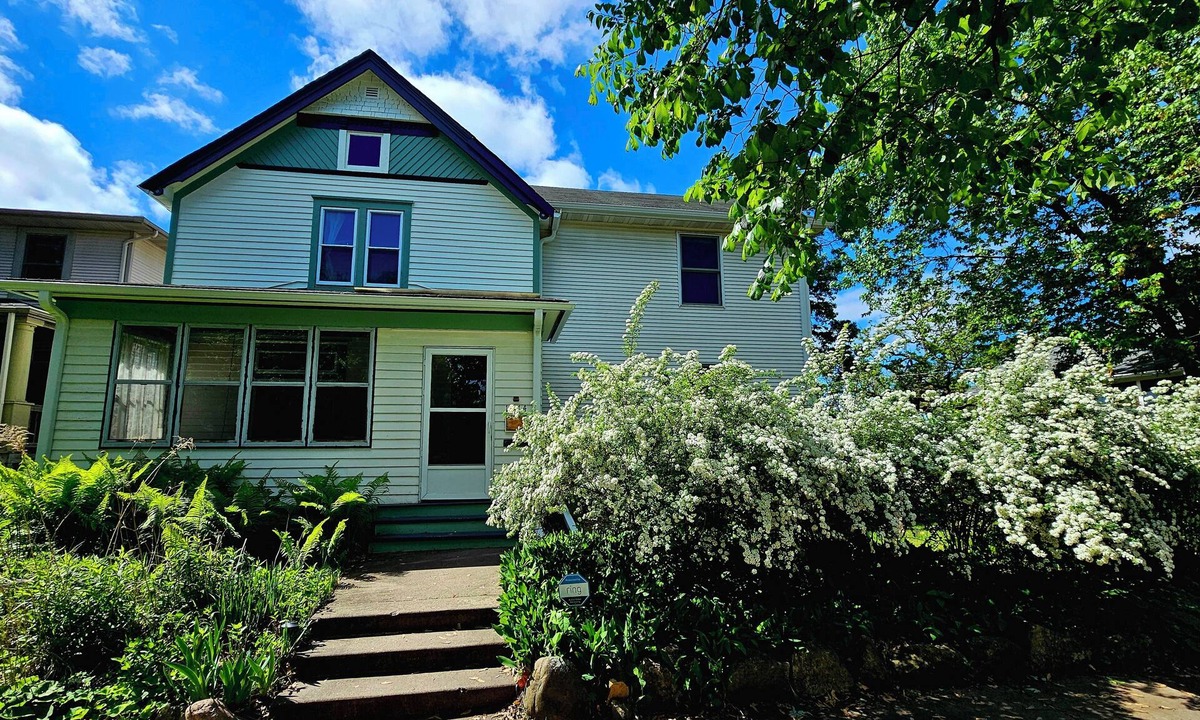 Midway House | Comfy Upper-Level Duplex in Pleasant Saint Paul Como Area