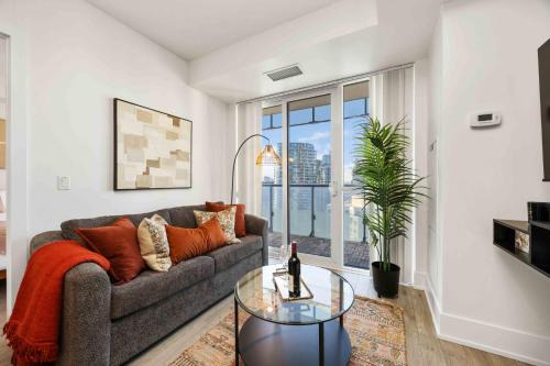 Toronto Entertainment District Apartment | Condo by CN Tower & Rogers Centre