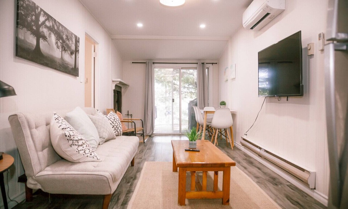 Dwight House | Contemporary cottage on waterfront w fiber internet - Inverloch