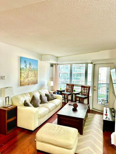 Toronto Entertainment District Apartment | Core Downtown Toronto-3 Bedrooms-2 Bathrooms-Washrooms-Free Parking-CN Tower-Ripleys Museum-Blue Jays Stadium In front-Indoor Gym-Swimming Pool-Jacuzzi Sauna-Filter Drinking Water-WiFi