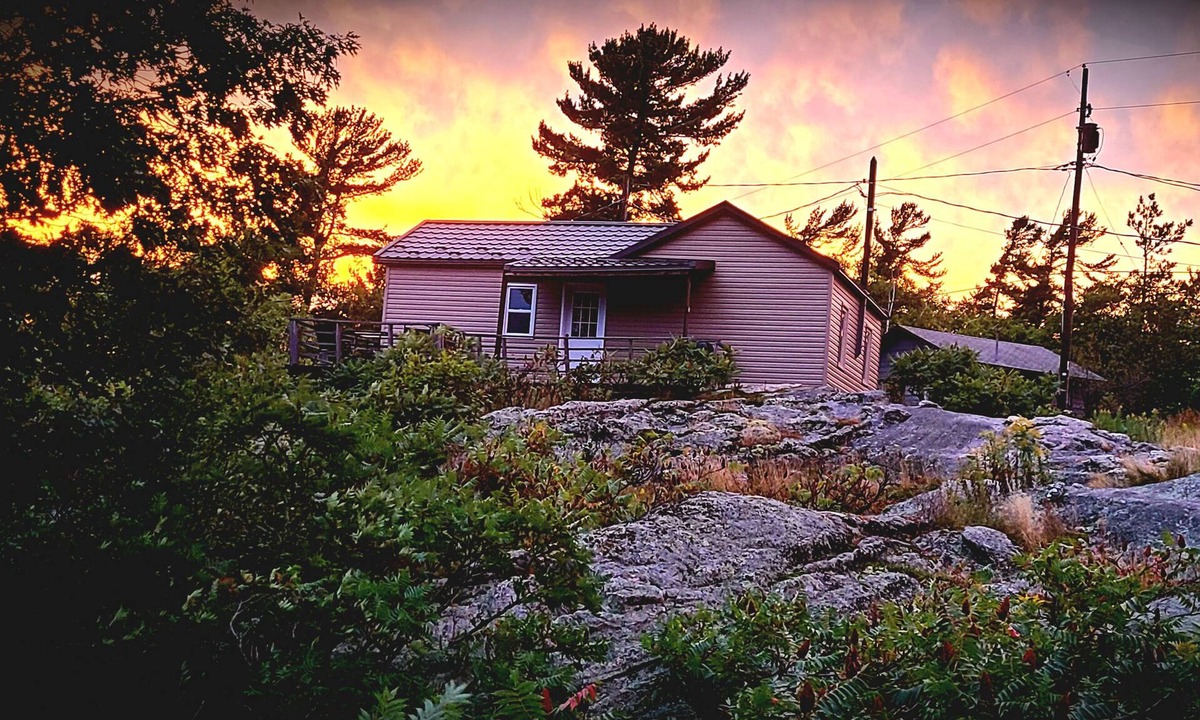 Carling Cabin | Cottage #3- 2 Bedroom Cottage at Katawoda Cottages