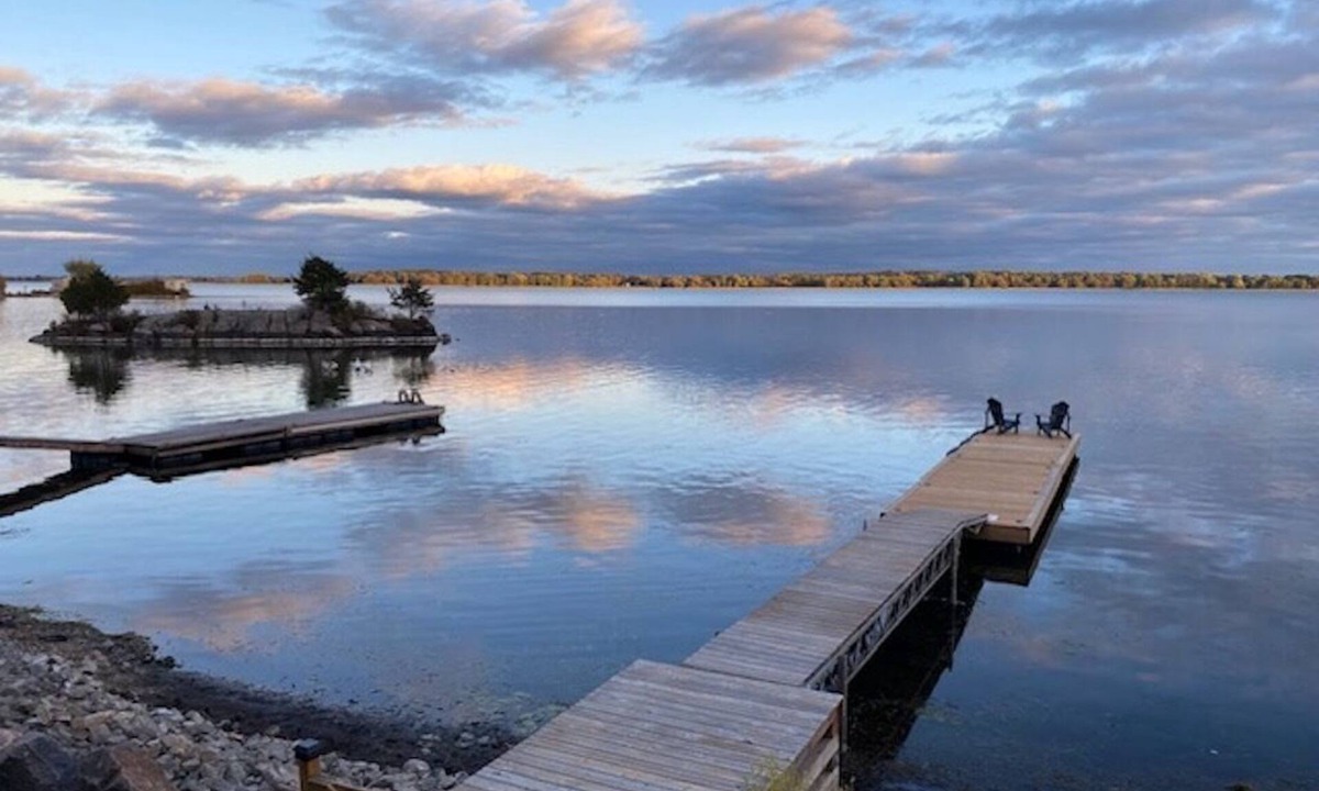Mallorytown Cottage | Cottage With Private Dock in The 1000 Islands. Pet Friendly.