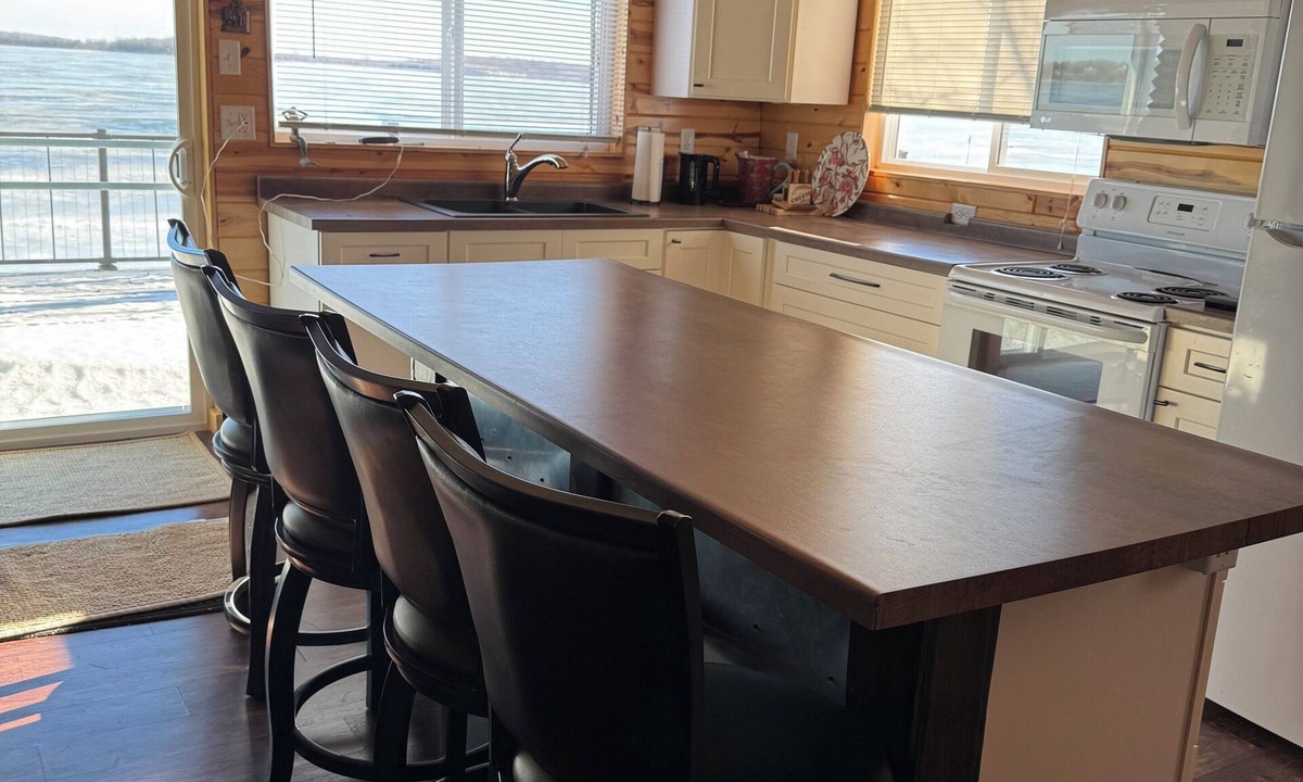 Richwood Cabin | Cozy 2-bedroom cabin located on Big Cormorant Lake in Lake Park with WiFi, AC