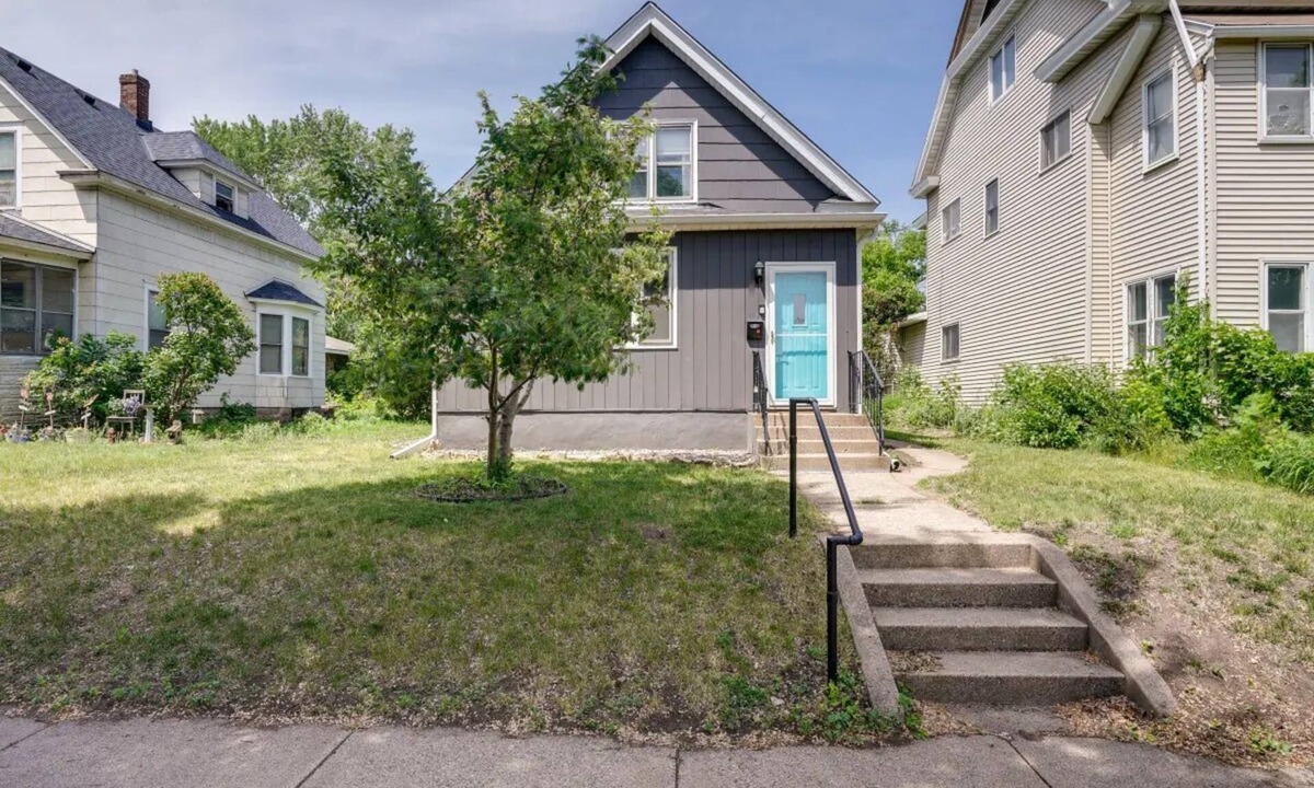 Merriam Park House | Cozy 2-bedroom House with AC and WiFi by Soccer Stadium