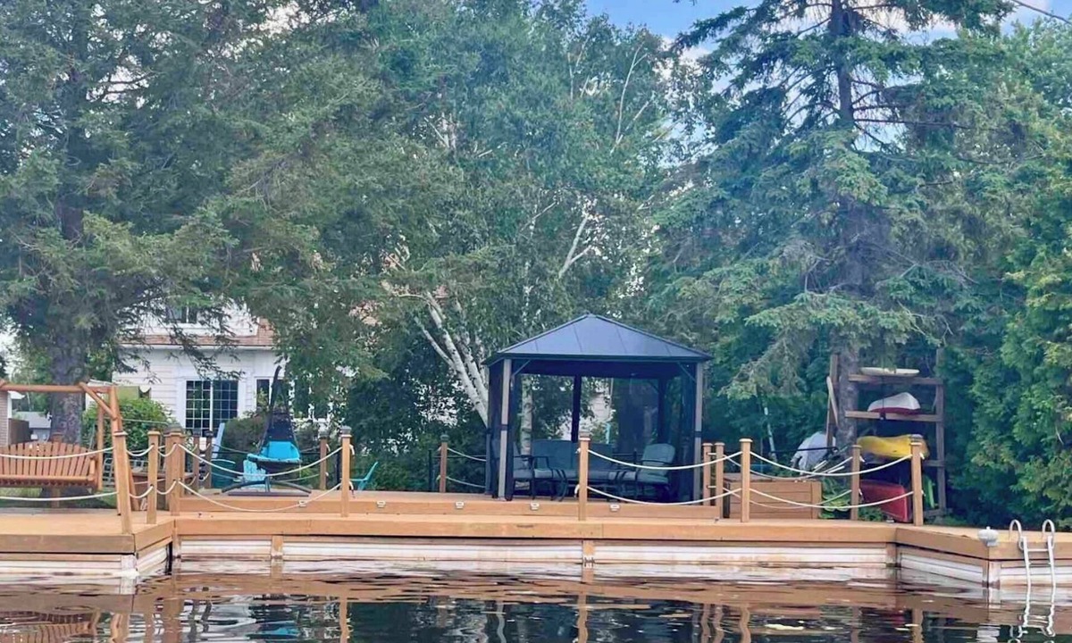 Lagoon City Cottage | Cozy 4 Bedroom Waterfront Cottage with Hottub and Firepit