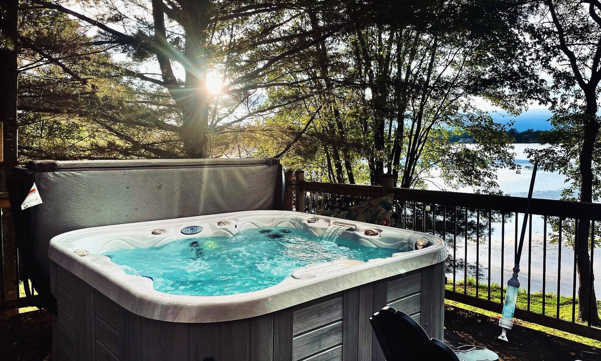 Gravenhurst Cottage | Cozy 4 Season Cottage stunning sunsets on Sparrow Lake!(Pet friendly)New Hot Tub