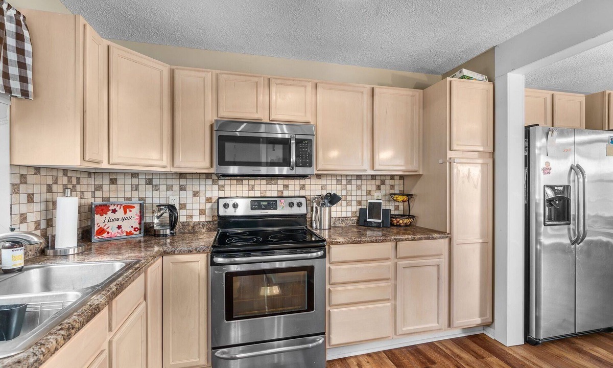 Lakeland House | Cozy and Private 2-bedroom townhome in Lakeland - peaceful nature backdrop!