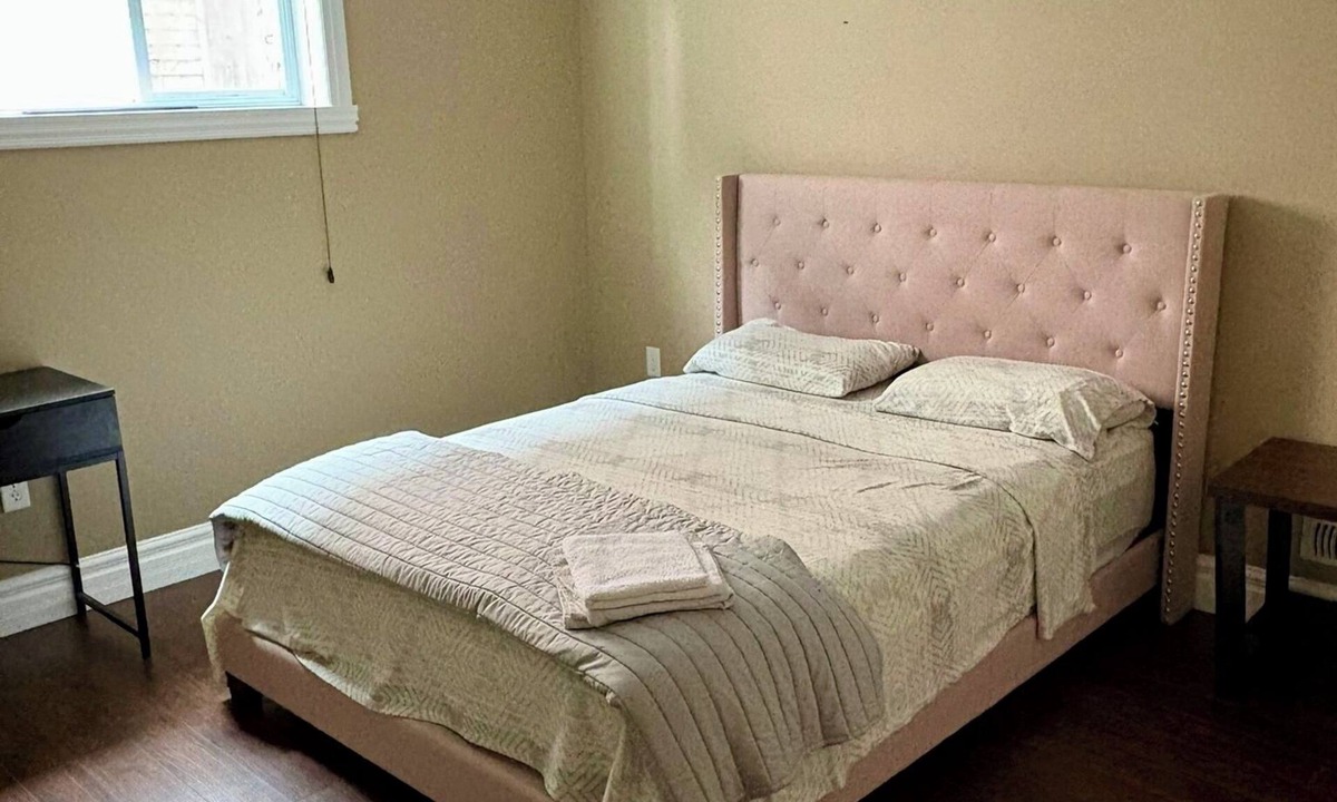 Woodslee House | Cozy and quiet room with high speed internet.