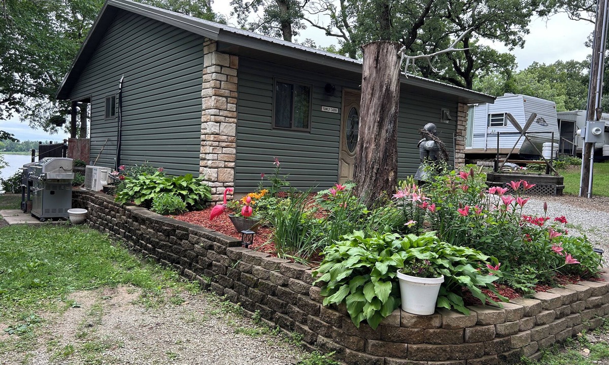 Waterville Cottage | Cozy cabin on lake sakatah, ol time resort.
